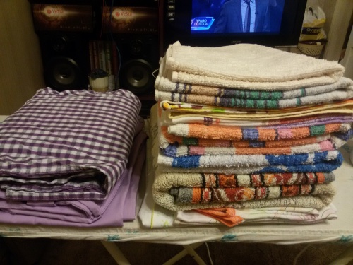 да, полотенца все разноцветные((( но муж не поймет, зачем при целых полотенцах этих покупать еще новые, только другого цвета